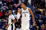 往天上扔就行！卡斯尔救球顺势高抛 文班亚马轻松空接得手